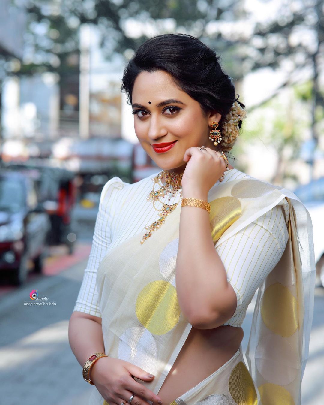 MALAYALAM ACTRESS MIYA GEORGE BEAUTIFUL JEWELRY IN WHITE SAREE 2